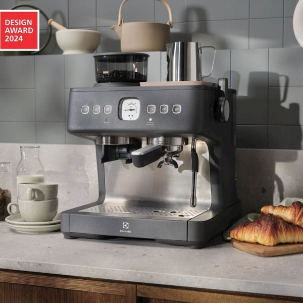 Kavni aparat za espresso Electrolux E8EC1-8BP