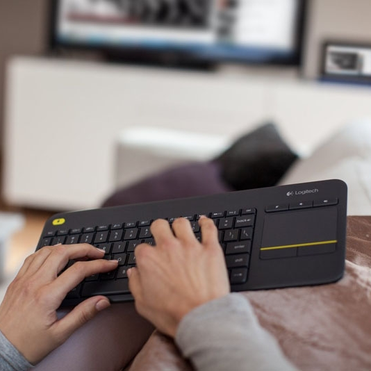 LOGITECH K400 PLUS brezžična touch črna slovenska tipkovnica