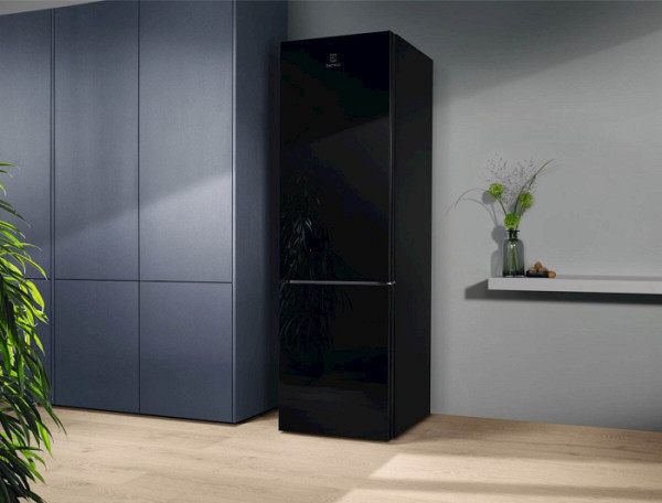 Hladilnik kombiniran Electrolux LNT7ME36K2, črn steklena fronta