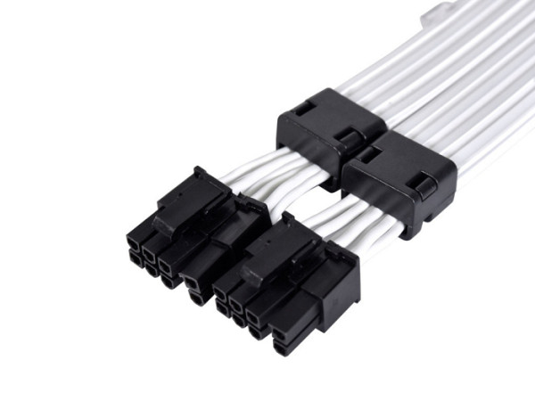 Kabel Lian Li Strimer Plus V2 Dual 8-Pin RGB, PCIe, za grafčno kartico, 30 cm