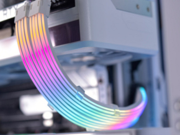 Kabel Lian Li Strimer Plus V2 Dual 8-Pin RGB, PCIe, za grafčno kartico, 30 cm