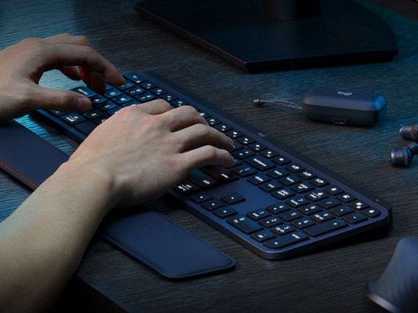 LOGITECH MX Keys S USB-C/BT brezžična osvetljena črna slo tisk naslon za zapestje + miška MX Master 3S + tipkovnica