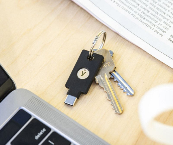 Varnostni ključ Yubico YubiKey 5C NFC, USB-C, črn
