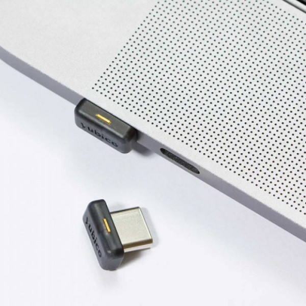 Varnostni ključ Yubico YubiKey 5C Nano, USB-C, črn