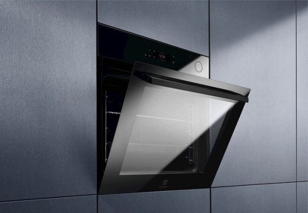Vgradna pečica Electrolux EOC8P39WZ, piroliza, WiFi, parna 25%