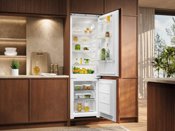 Vgradni komb. hladilnik Electrolux ENS3SE18S, Low Frost
